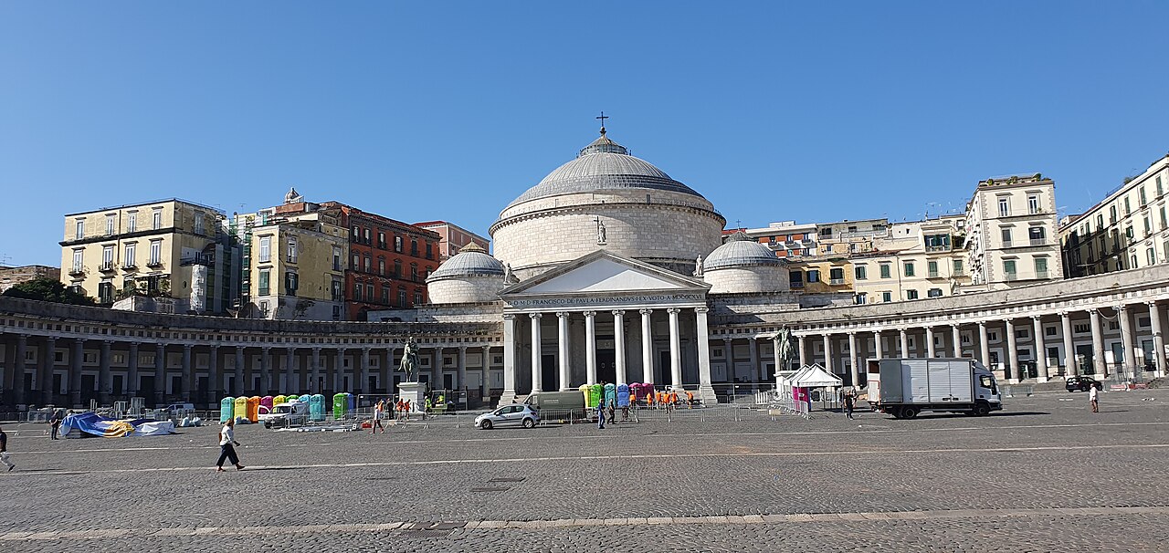 Piazza del Plebiscito e Basilica di San Francesco di Paola a Napoli