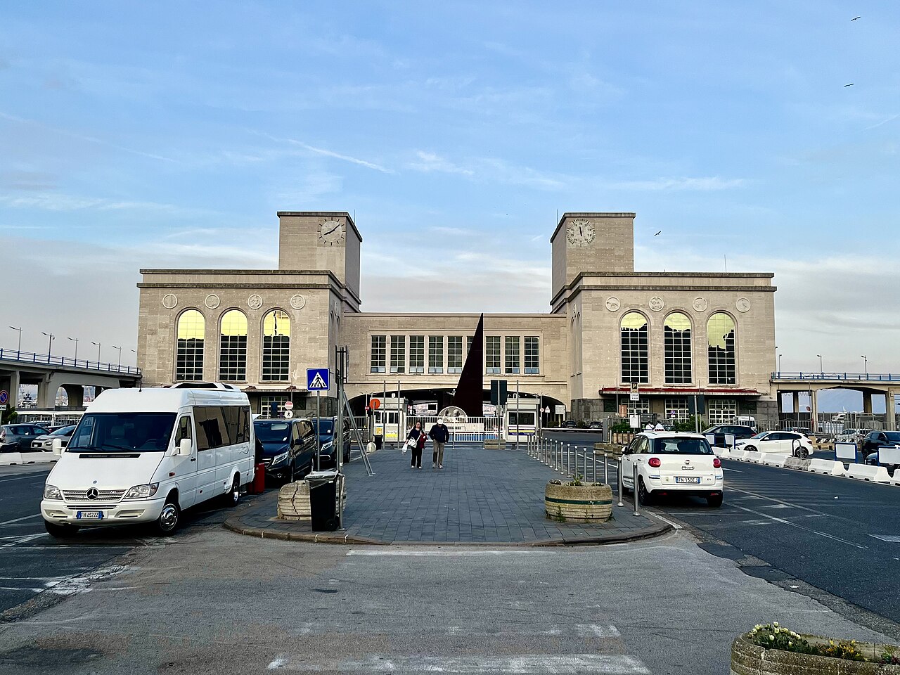 Facciata della Stazione Marittima di Napoli