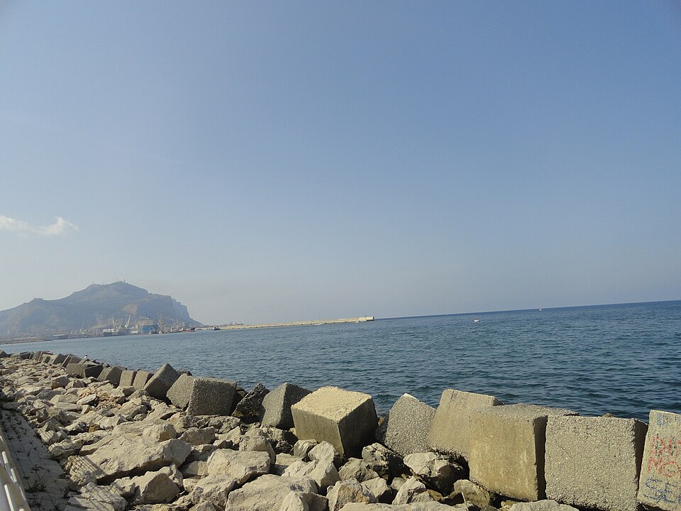 Porto di Palermo con Monte Pellegrino sullo sfondo