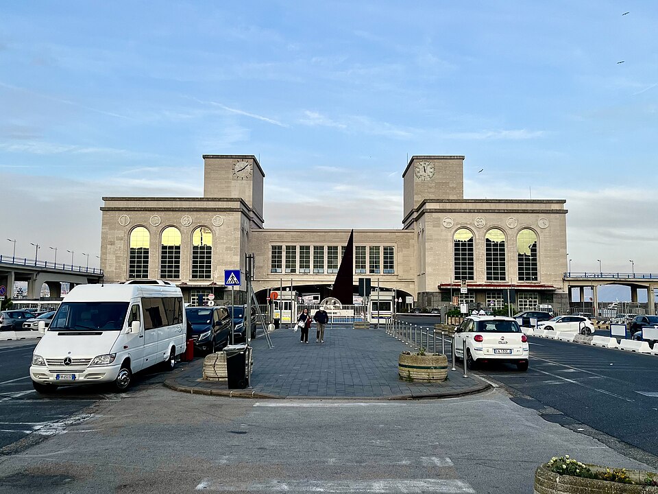 Facciata della Stazione Marittima di Napoli