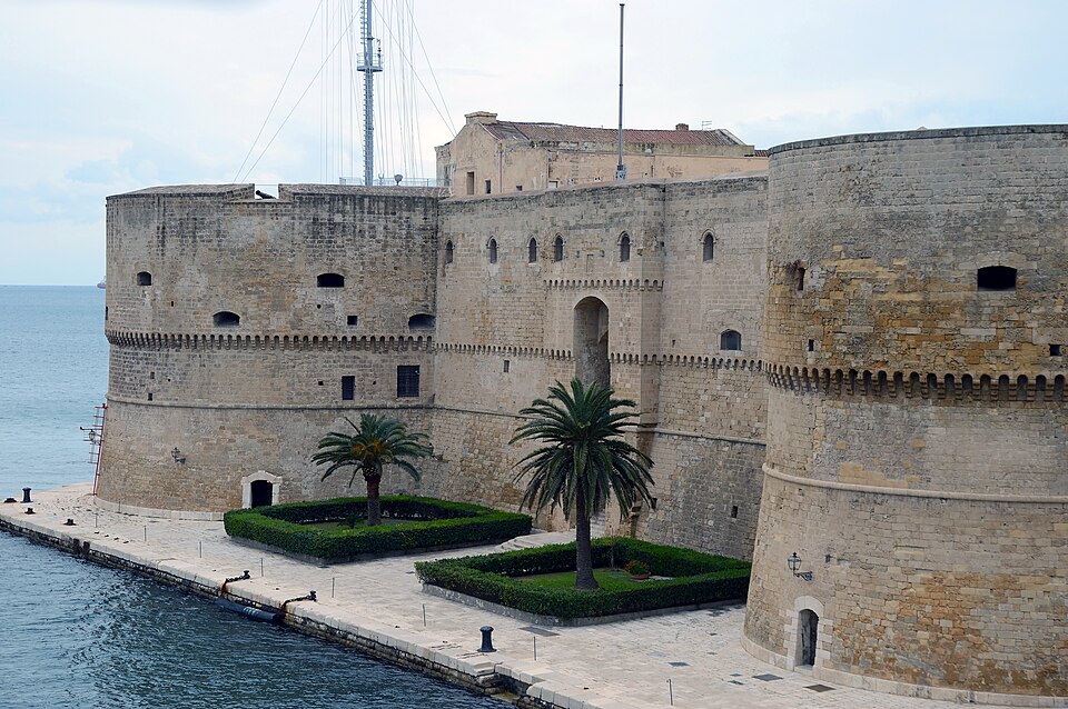 Castello Aragonese di Taranto visto dal Ponte Girevole
